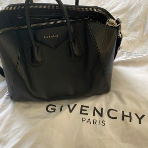 Medium Antigona Sugar Leather Satchel
GIVENCHY